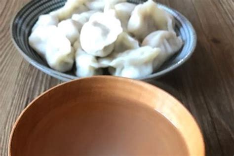 【韩式饺子汤的做法步骤图，韩式饺子汤怎么做好吃】菠萝不甜放一放_下厨房