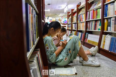 寒假来了 书店里学生们当起“小书虫”扎堆读书-新闻中心-东营网