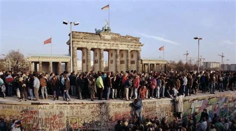1989年轰然倒下的柏林墙 墙倒众人推的历史时刻