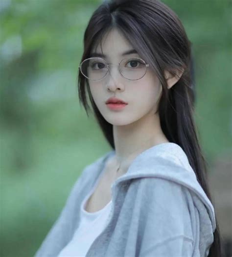 半扎短发甜美女生头像