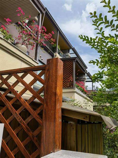 四川遂宁别墅花园仿木栏杆，铝合金景观仿木栏杆，现代风木纹栏杆-建材网