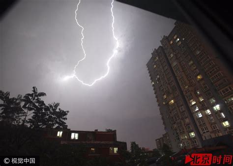 雷电震撼之美!飑线天气突袭北京