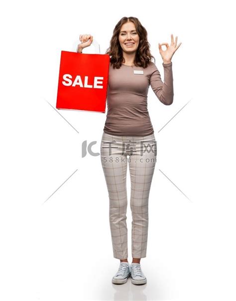 漂亮的红发女人看着她在大卖场买的东西有吸引力的高加索女孩在商场里竖起大拇指年轻女顾客批高清图片下载-正版图片505481100-摄图网
