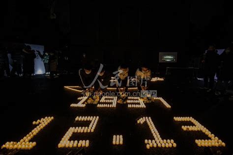 南京：高校举行烛光祭活动-人民图片网