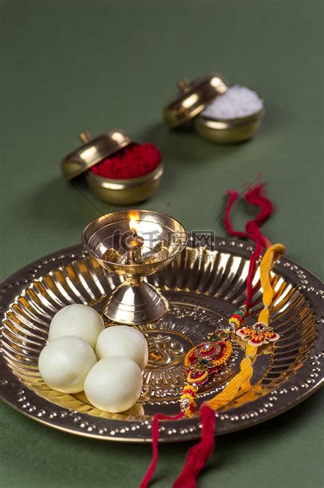 印度节：Raksha Bandhan或Rakhi背景，具有优雅的Rakhi和diya背景高清摄影大图-千库网