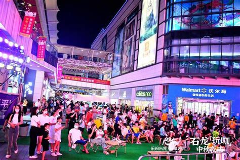 2023香港著名的夜店集中地，香港电影很多都在这里取景的。有好多民间艺术家表演，不同肤色的人们聚集在这里_兰桂坊酒吧街-评论-去哪儿攻略