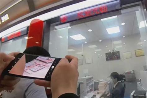 上海某银行柜台前，男子掏出1300张身份证...他想干嘛？ - 侬好上海 - 新民网