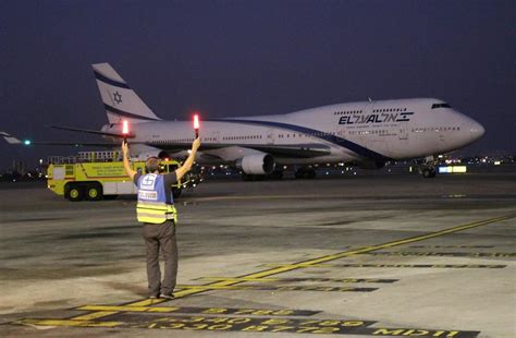 以航司波音747最后一次飞行在空中画飞机轮廓