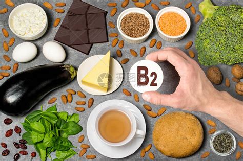 富含维生素B2的食物各种天然维生素来源有益于健康和均衡饮食的物预防维生素缺乏症男人的手拿着带有维生素B2名称的高清图片下载-正版图片 ...