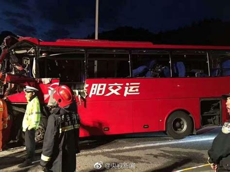 京昆高速客车撞向隧道口 致36死13伤 事故现场曝光 _图片_中国小康网