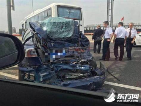 上海中环高架车祸：特斯拉轿车被撞至严重变形(图)-闽南网