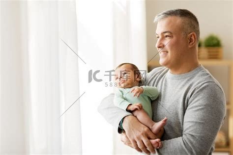 家庭、父亲身份和技术概念-快乐的父女戴着眼镜，家里有平板电脑。高清摄影大图-千库网