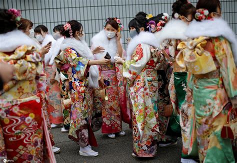 日本多地举行成人礼 美女身穿和服参加活动