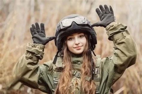 乌克兰女兵战死前线，战友纷纷落泪，称：她是战场上的天使|乌克兰|女兵|战场_新浪新闻