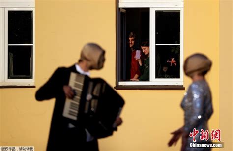 捷克街头音乐人表演吸引居民围观拍照|捷克_新浪新闻