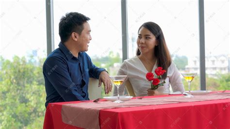 快乐浪漫的夫妻在餐馆吃午饭。两周年庆祝活动和生活方式 .高清摄影大图-千库网