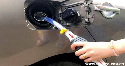 油加满了会从车底下漏，加完油车底部漏出一滩油_车主指南