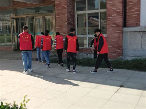 校青年志愿者协会进行校园清洁活动-校团委