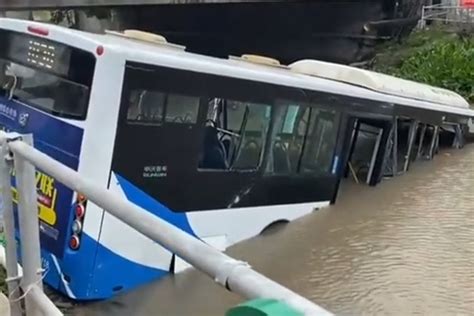上海公交车坠河：司机身体不适 已让全部乘客下车 溜车坠河道！_凤凰网视频_凤凰网