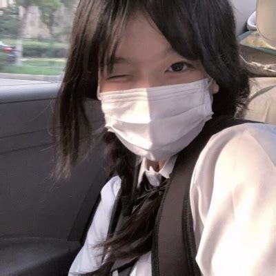 甜美女生头像戴口罩比耶