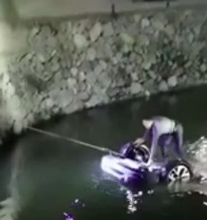 悲剧！江西女司机倒车坠入池塘，和老公孩子一起溺亡_绍兴网