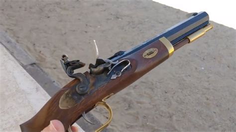 最早期的燧发枪，加弹方式十分繁琐，现如今都是收藏界的珍品