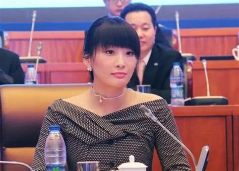 杨惠妍，蝉联中国女首富，“比起首富，我更想做个老师”-搜狐大视野-搜狐新闻