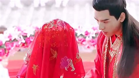 绝世千金：王爷王妃终于大婚，王妃走红毯很唯美，差点摔倒很搞笑！