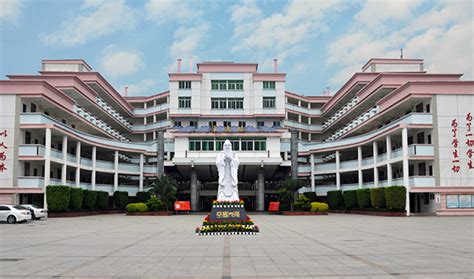 2016学年度上海兰生复旦中学收费标准和公示牌