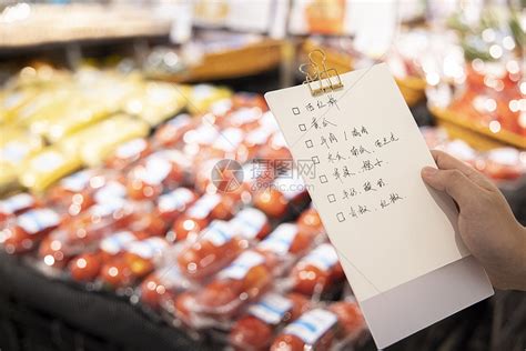 手拿购买清单到超市购买商品的人高清图片下载-正版图片502363692-摄图网