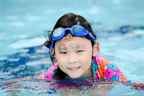 身穿歌格的亚裔女孩在游泳池享受高清图片下载-正版图片504002777-摄图网