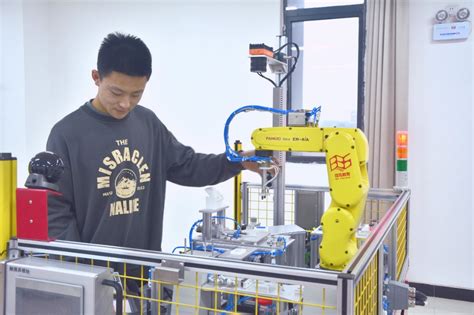 培养机器人行业领军人才 首届上海市工业机器人技术应用技能大赛举行_社会热点_社会频道_云南网