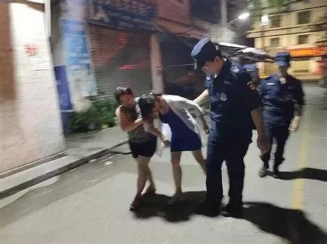 女子醉酒后瘫睡在摩托车上 手机和钱包散落一地 - 黔东南县市新闻-从江 - 黔东南信息港