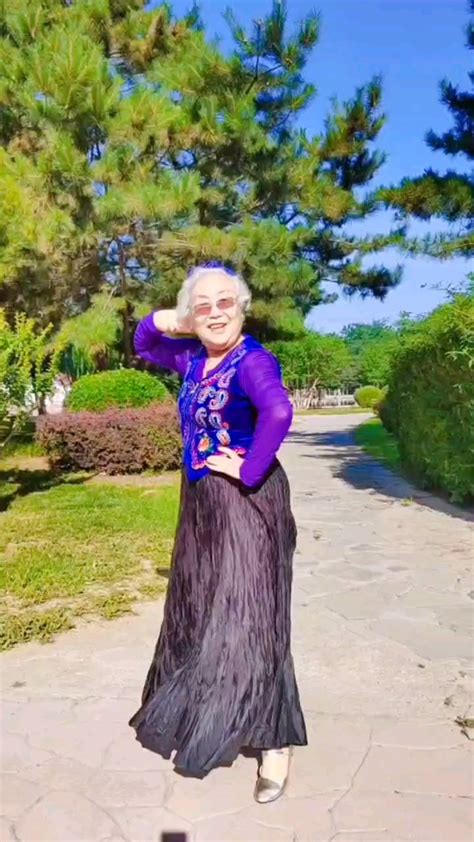 80岁的奶奶在跳新的舞蹈_腾讯视频