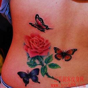 胸下彩色蝴蝶玫瑰花纹身图案
