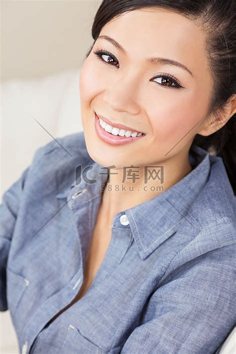 亚裔妇女白色女士短发女子女人女性微笑高清图片下载-正版图片321769196-摄图网