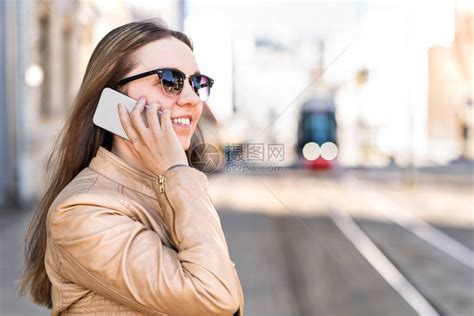 地铁站内打电话的商务女性高清图片下载-正版图片501645714-摄图网