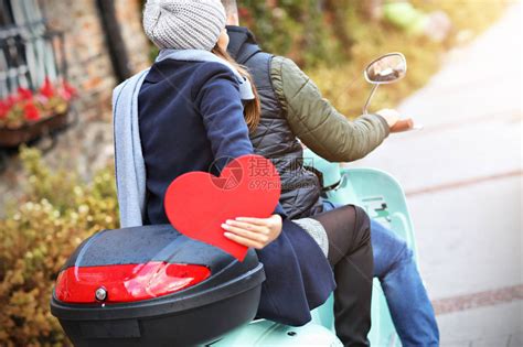 美丽的年轻夫妇秋天在城市骑摩托车时微笑的画面高清图片下载-正版图片503581244-摄图网