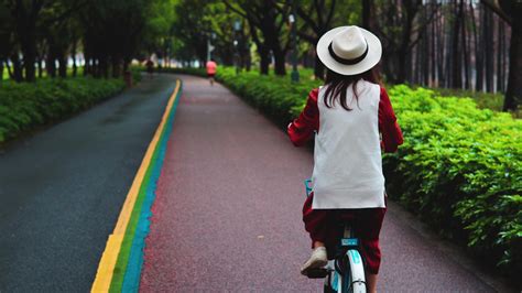 骑自行车旅行自拍女孩png素材图片免费下载-千库网