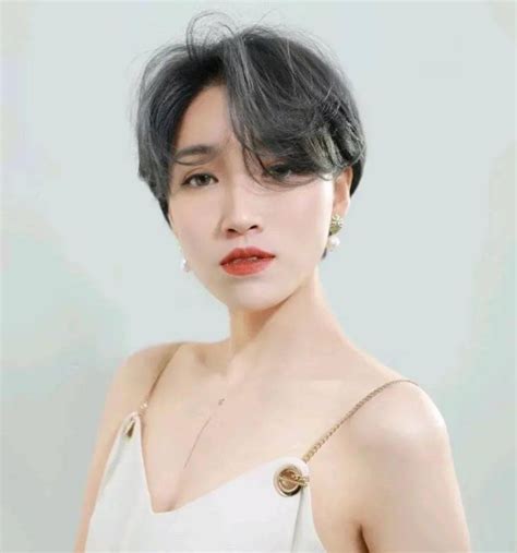 女生酷酷又温柔短发头像