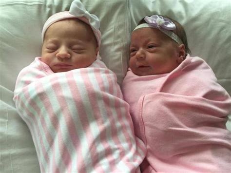 双胞胎姐妹相隔3分钟出生 相隔6分钟同诞女婴_新闻频道_中国青年网