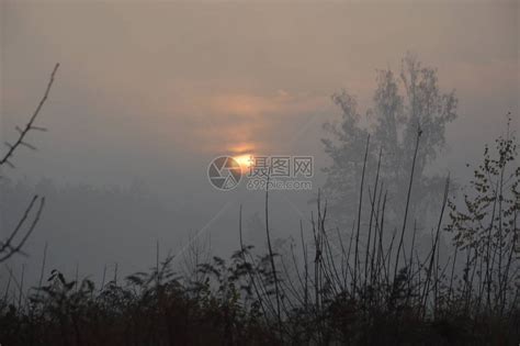 太阳升起时海边有云和山层泰国高清图片下载-正版图片506136608-摄图网