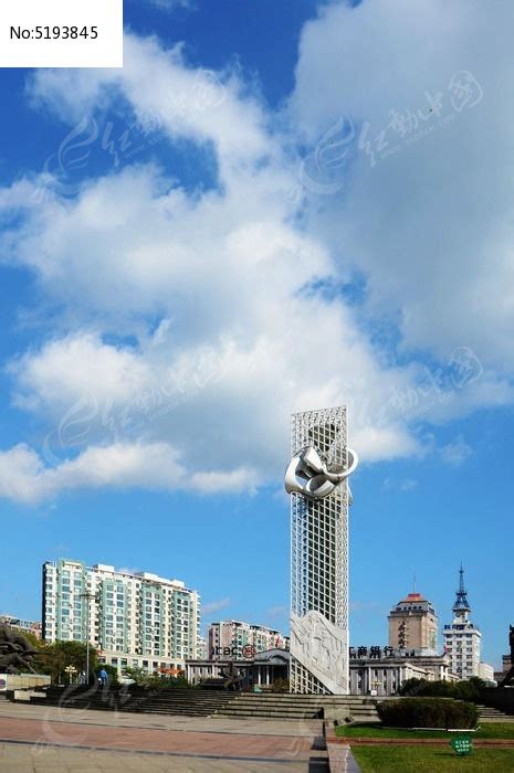 鞍山市府广场标志性建筑天上的彩云高清图片下载_红动中国