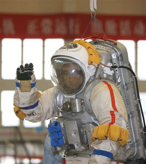 2008年首次太空行走是谁（翟志刚：第一位太空漫步的中国航天员） | 说明书网
