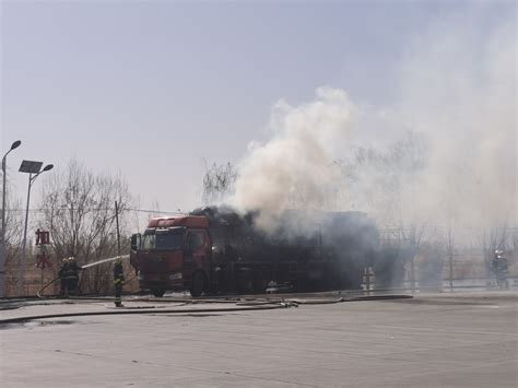 货车车厢起火 交警消防联合处置-宁夏交警