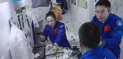 宇航员在太空中是怎样吃饭的看完总算知道了_腾讯视频