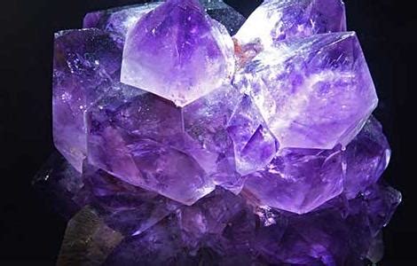 紫晶石和紫水晶区别,紫晶和紫水晶哪个好,紫水晶什么五行不能戴_大山谷图库