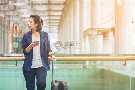 单身青年妇女在机场等候登机去旅行高清图片下载-正版图片302605037-摄图网