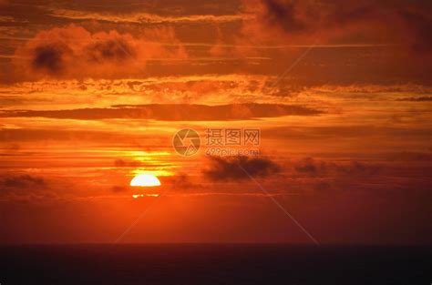 天空上明亮的红日出高清图片下载-正版图片304217591-摄图网