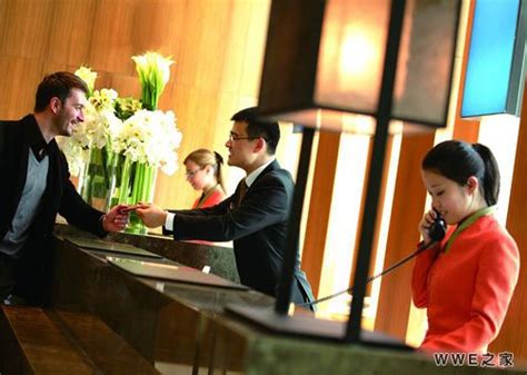 酒店前台接电话的女服务员高清图片下载-正版图片507512165-摄图网